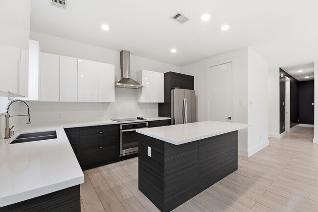 Building Photo - 1530 Primrose St