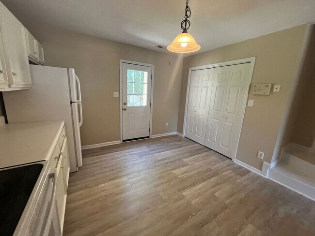 Building Photo - Beautiful 2 bedroom 2.5 bath town house located off Piney Green Road