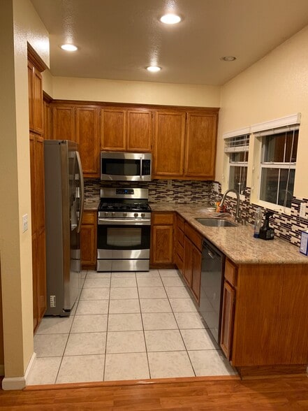 Kitchen - 3693 Dickenson Cmn