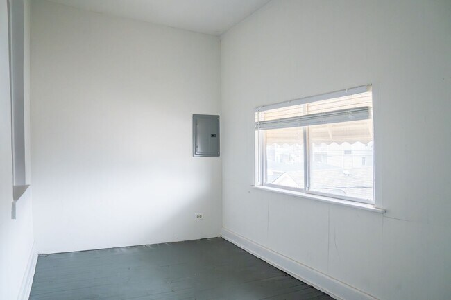 Building Photo - Little Albany