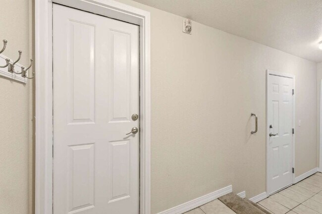 Building Photo - "Spacious 3-Bedroom Haven with 2.5 Baths in Aurora – 1,860 Sq Ft of Comfort and Style!"