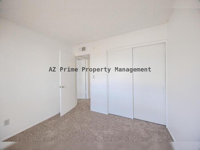 Building Photo - 8821 W Sahuaro Dr