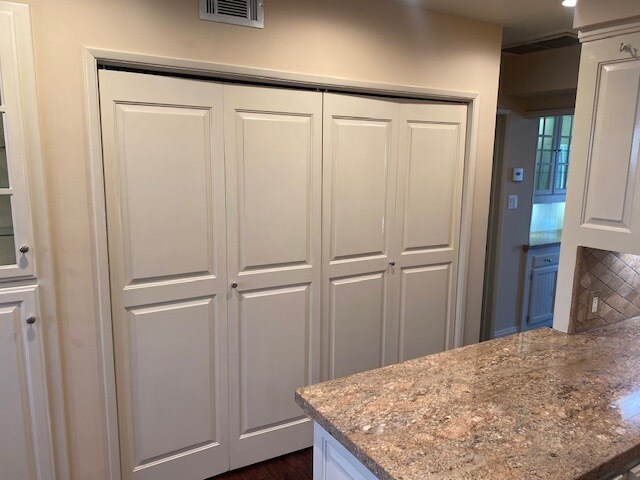 Building Photo - 2000 Karen St