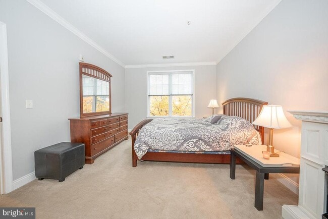 Building Photo - 300 W Elm St