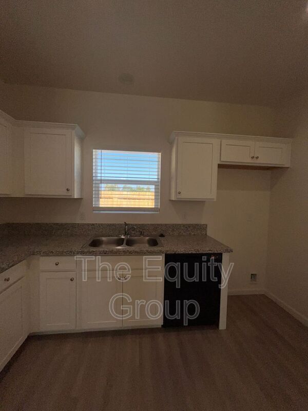 Building Photo - 4114 E Kaweah Ave