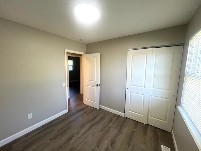 Building Photo - Beautifully updated 3 Bedroom 1 Bath Home ...