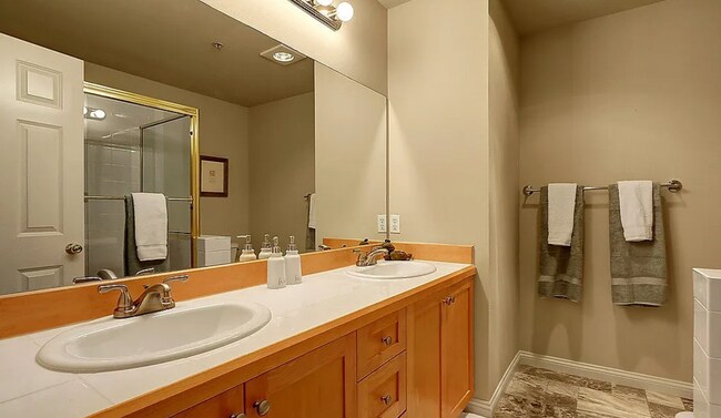Building Photo - Gorgeous Townhouse in the Heart of Kirkland W/ Community Fitness Center & Hot Tub!