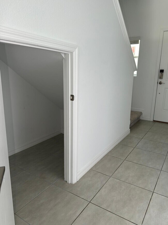 Building Photo - 2287 Portrait St