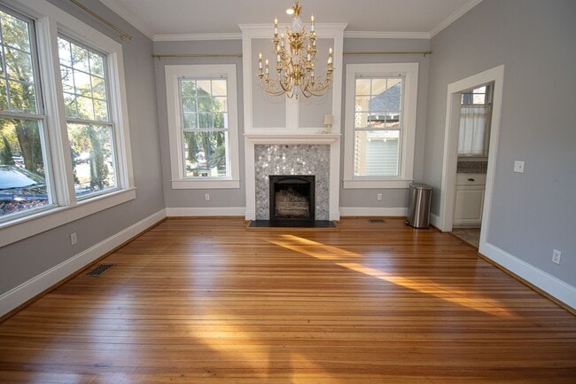 Building Photo - Immediate move-in! Short-term lease! Spaci...