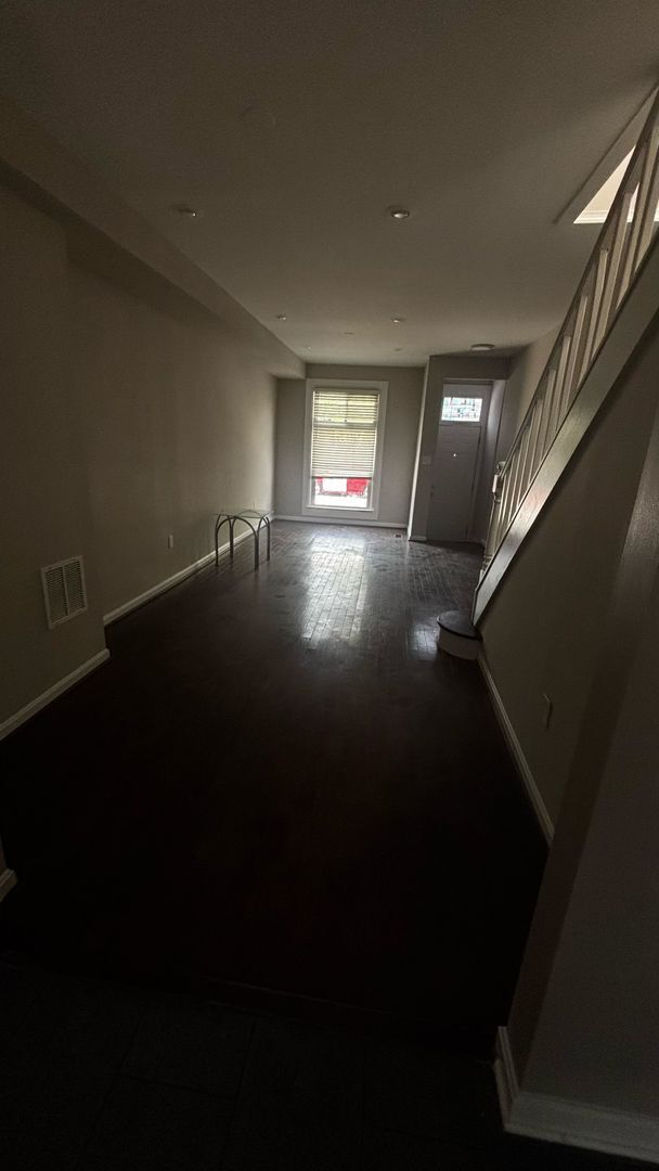 Building Photo - 2 Bedroom 1 bathroom with central air town...