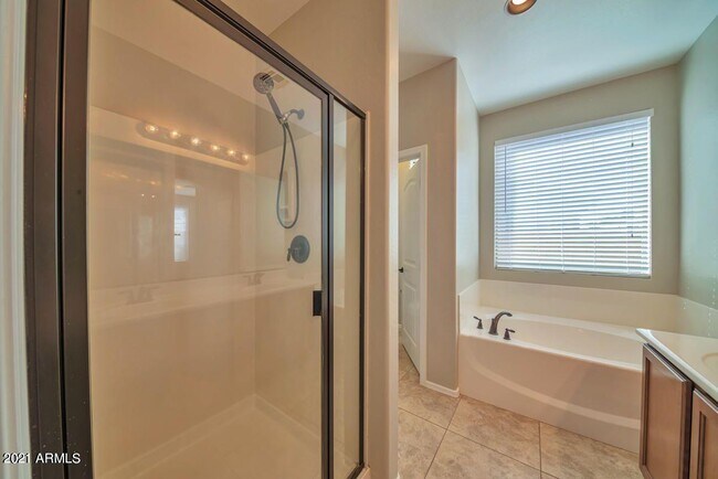 Building Photo - 4063 E Cherry Hills Dr