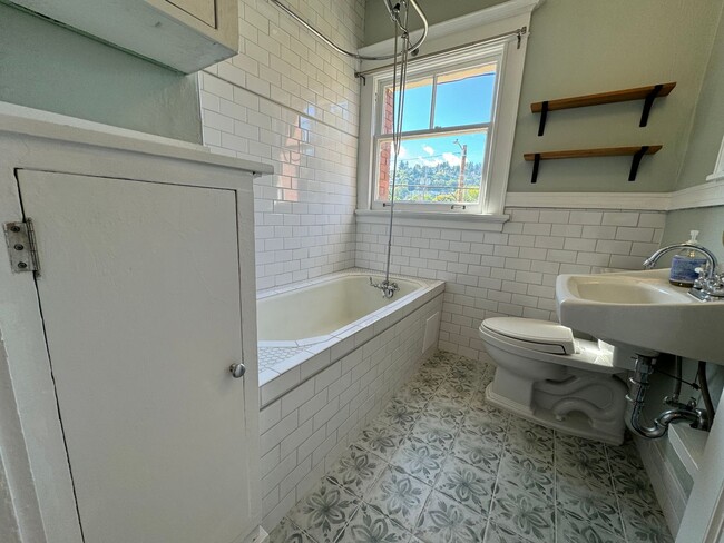 Building Photo - Historic Nob Hill 1Bd/1Ba Condo in NW Port...