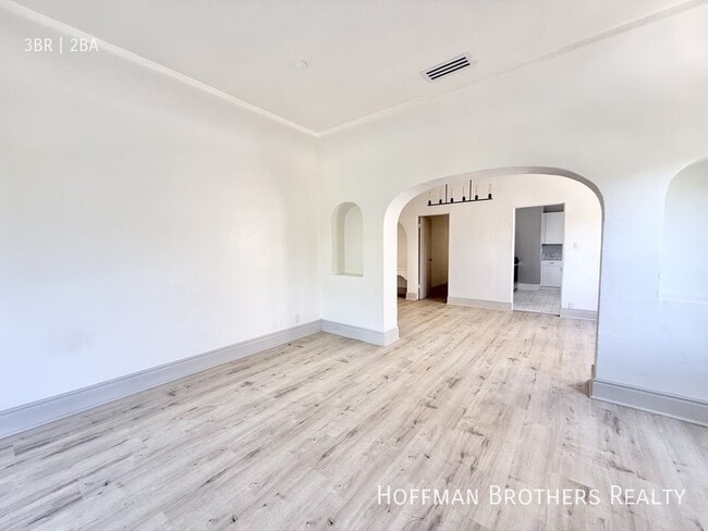 Building Photo - 321 S Reeves Dr