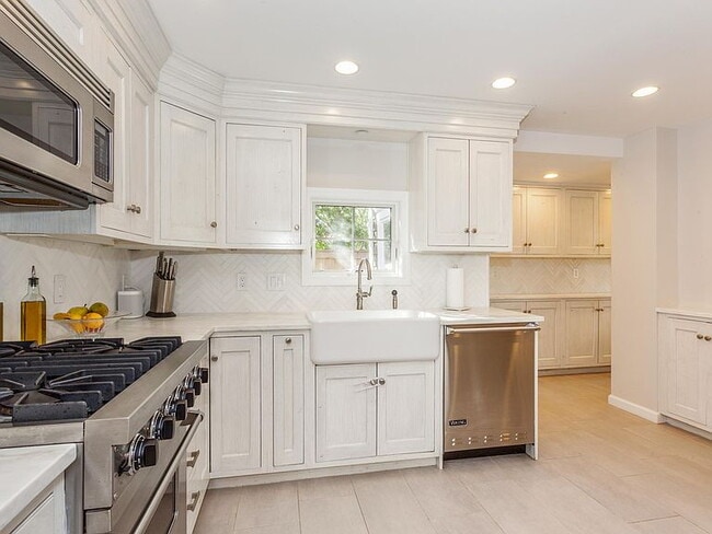 Building Photo - 4-Bed Oasis in Old Greenwich - Spacious 1,829 Sq Ft with 2 Full Baths!"