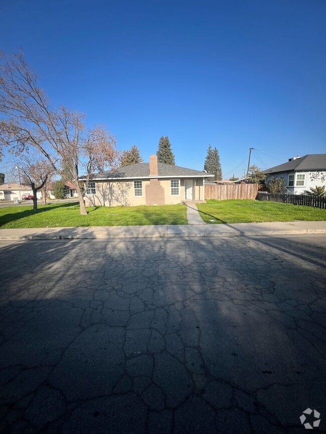 Building Photo - Spacious 2-Bedroom Home with Private Yard,...