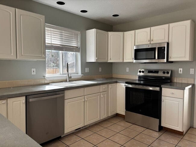 Building Photo - 3 BR/2.5 BA Townhouse