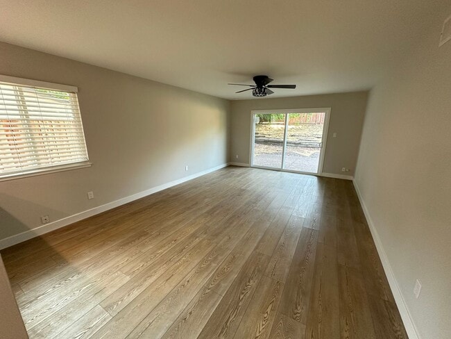 Building Photo - 3 Bed 2 Bath Single Family Home In Danvill...