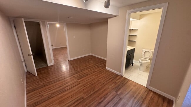 Building Photo - 3 bed 2.5 bath w/ garage, Great location off University and Dry Creek, close to Southglenn Mall a...