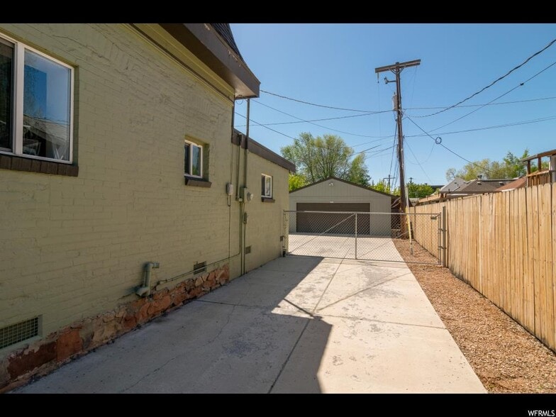 Building Photo - 660 S 500 E
