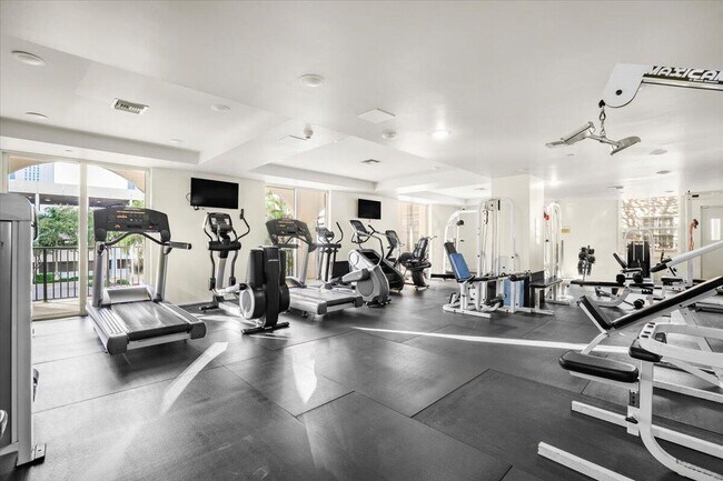 Building Photo - 520 SE 5 Ave