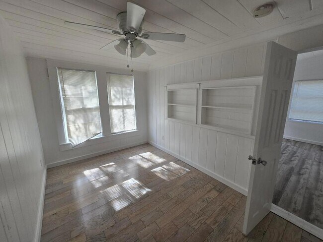 Building Photo - 301 S 7th St