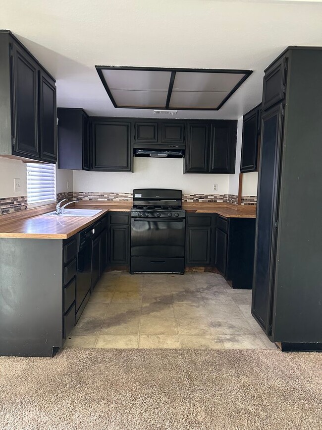 Building Photo - 3 BEDROOM SINGLE STORY