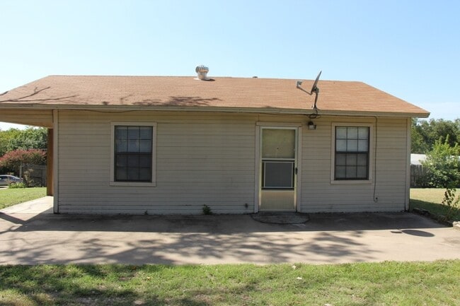 Building Photo - FOR LEASE! Cozy One Bedroom Home With Cent...