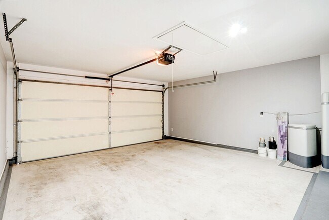 Building Photo - Charming 3BR/2BA Contemporary Home with Lu...