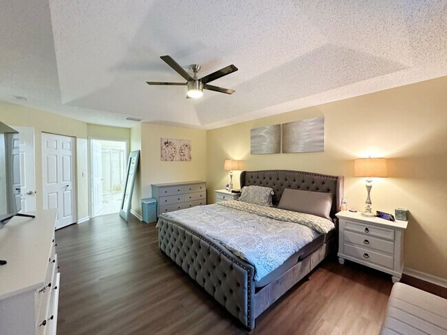 Building Photo - 5152 Woodfield Way