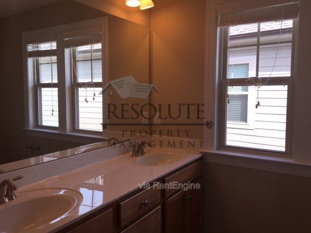 Building Photo - 568 Village Loop Dr