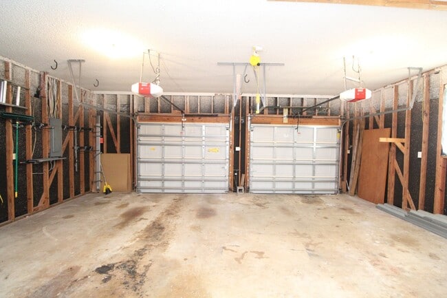 Building Photo - Beautiful 3BR Home in North Hill – Special: ½ Off Deposit for Active-Duty Military!