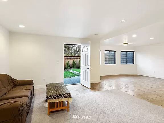 Building Photo - 3-Bedroom Apartment with Fenced Backyard N...