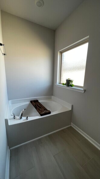 Building Photo - 389 Northlake Dr