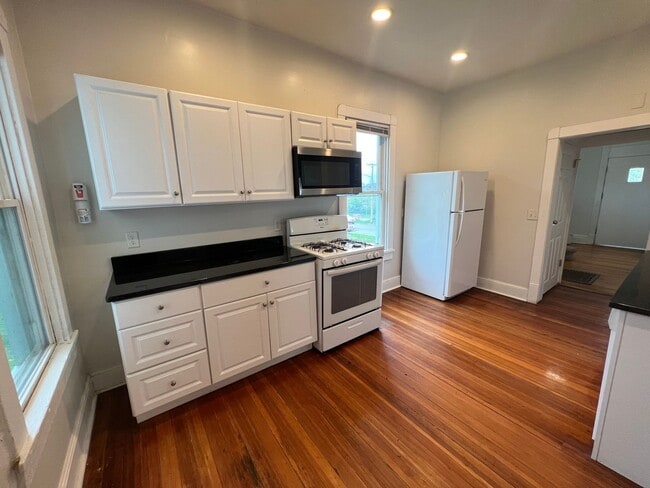 Building Photo - 3 BR House available in June