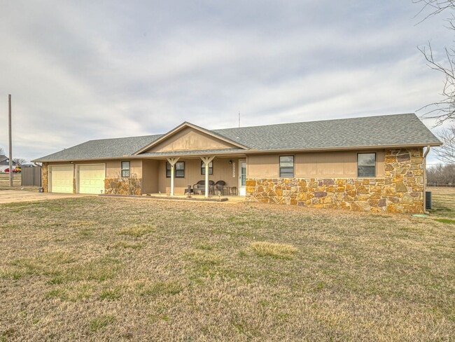 Building Photo - Beautiful 3 bedroom home in the heart of Coweta!
