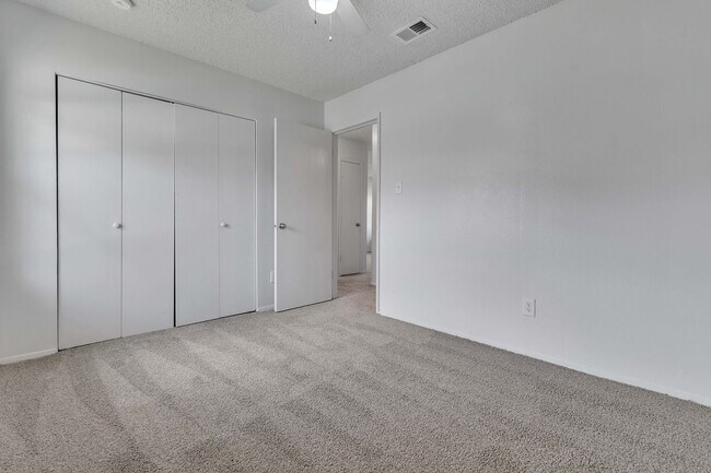 Building Photo - Cute 2 Bed 1 Bath Unit in Quiet Fourplex