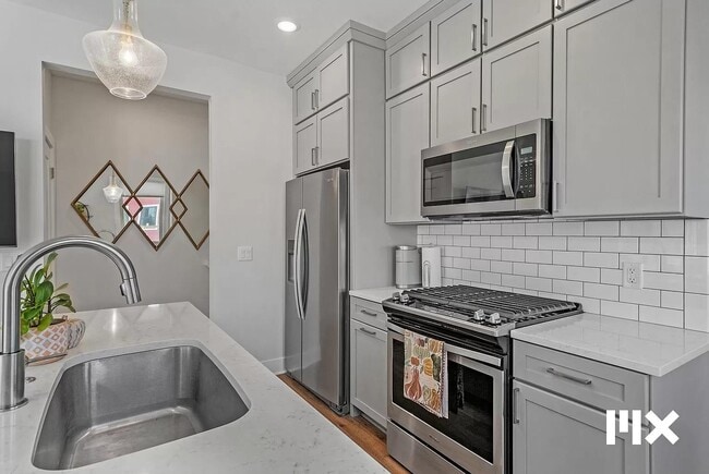 Building Photo - 627 Fairview Ave NE