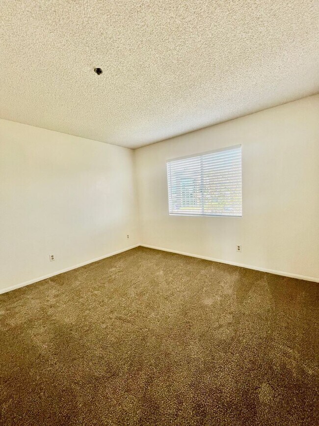 Building Photo - r287