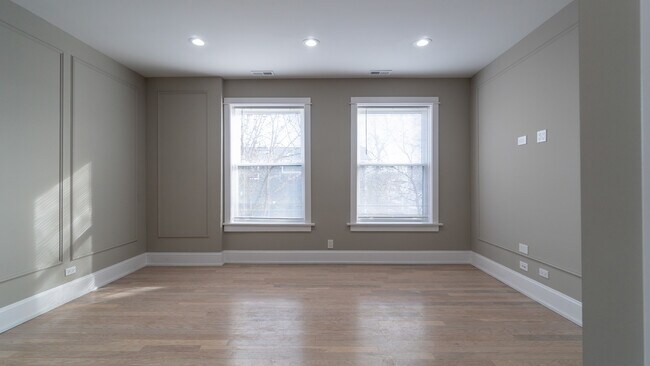 Building Photo - 1706 W Balmoral Ave