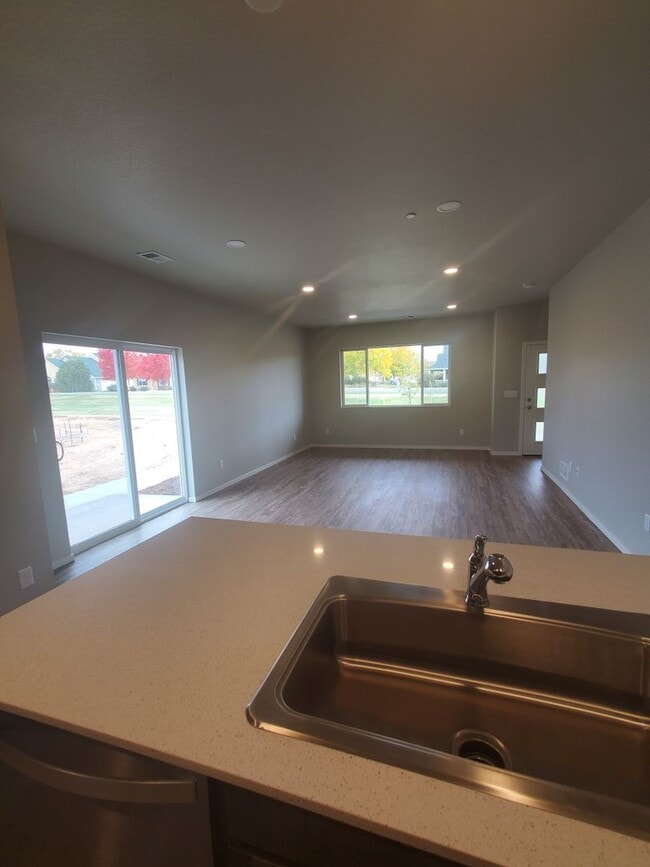 Building Photo - Updated and Bright 3 Bedroom Townhouse in Greeley!