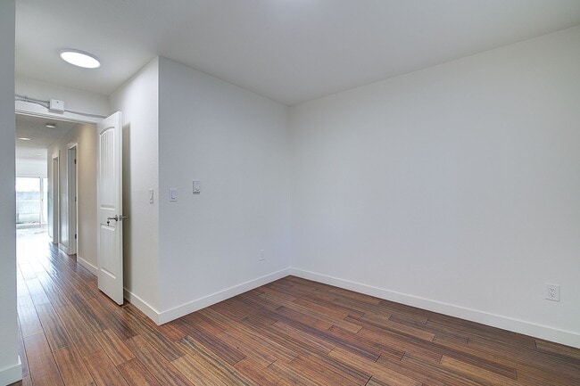 Building Photo - 2bd/1ba Kirkland Condo