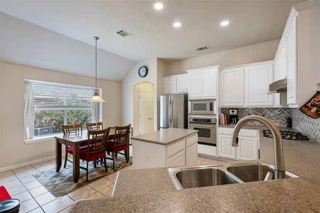 Building Photo - 601 Pebblestone Walk Dr