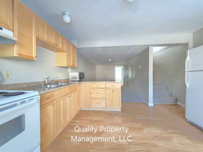 Building Photo - 208 Grove St