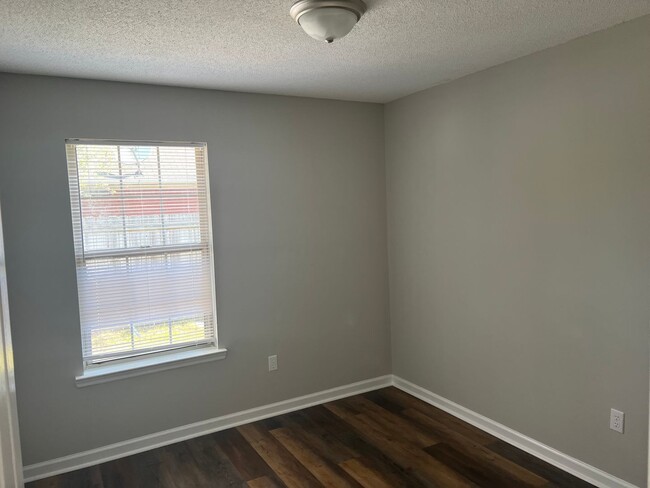 Building Photo - **FALL MOVE-IN SPECIAL: $500 OFF 1st MONTH...