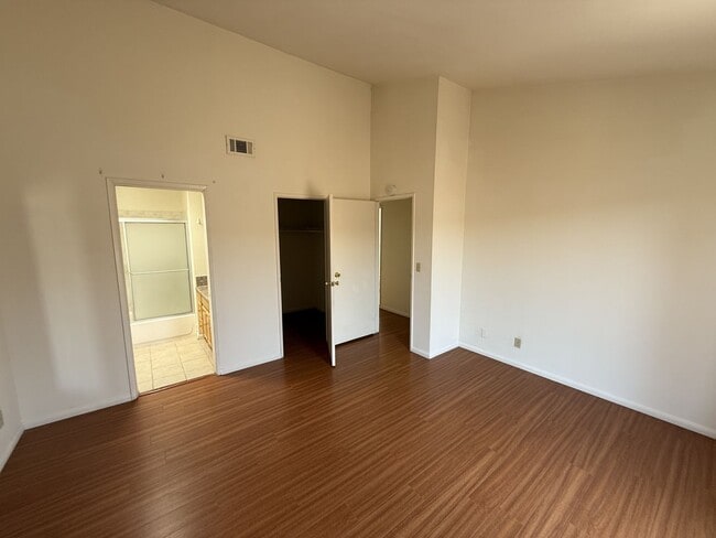 Building Photo - Spacious and light-filled 3-bedroom, 2.5-b...