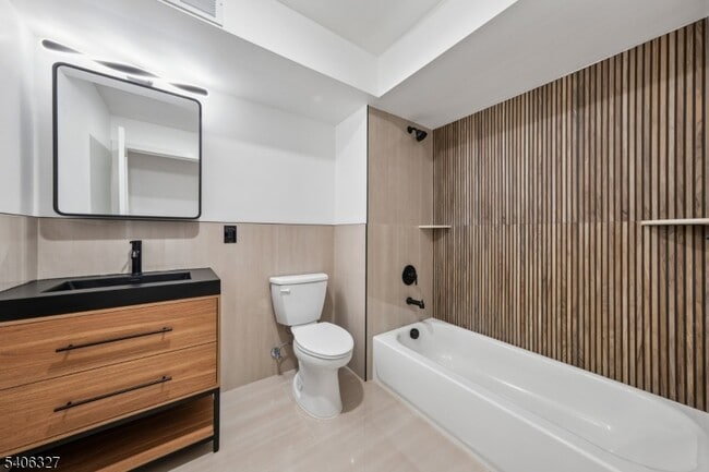 Building Photo - 52 James St