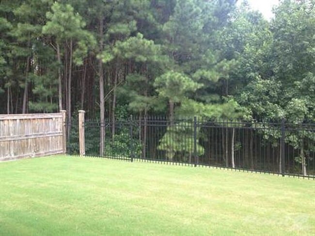 Building Photo - Oxford’s Best Neighborhood!!