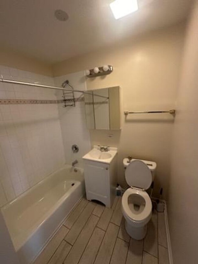 Building Photo - Large 3 bedroom 2 bathroom Condo with Cent...