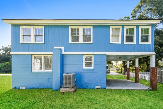 Building Photo - 4 bedroom / 1.5 bath in West Ashley ~ Move-in Today!