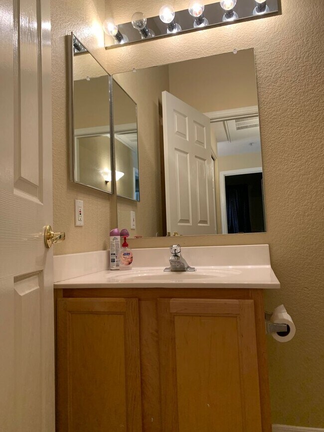 Building Photo - Beautiful 2 bedroom condo in Tempe